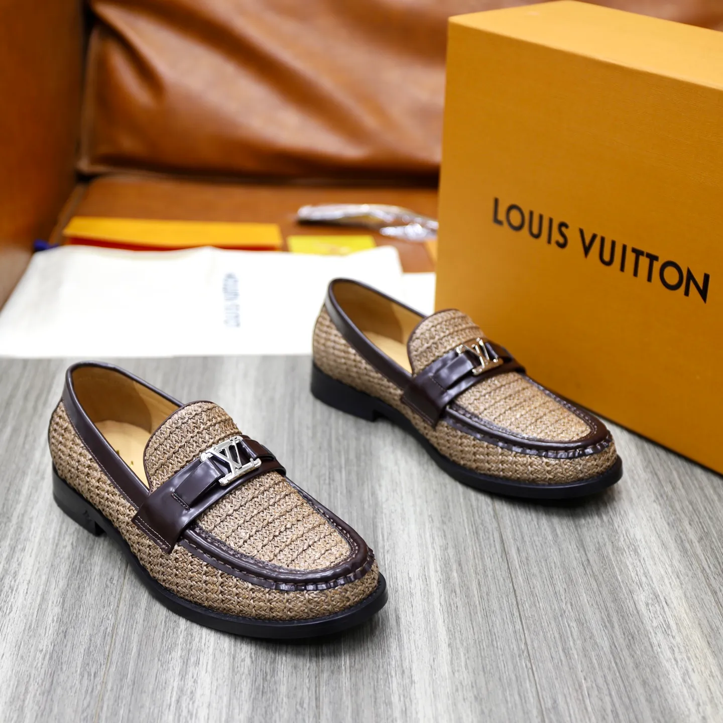 Men's Men's Shoes💰💰920LV Louis Vuitton Slip-on Loafers, top quality products from Guangzhou, ready for sale! This LV Glove loafer is made of selected soft cowhide, with a slightly wrinkled leather surface and a very high-end texture. Each pair is unique. The leather surface is light and soft, with a fine texture and good luster. It is a classic loafer style, with exquisite handmade mark stitching on the toe, and a square toe configuration to highlight the classic style. The horizontal band has hot-printed LV three-dimensional letters, semi-solid handcrafts and a genuine leather outsole, and a rubber patch on the heel to create wear-resistant performance and comfort. One of the must-have loafers for men! Comes with full original packaging! Code number: 38-39-40-41-42-43-44 (38, 45, 46 customized) standard leather shoe code